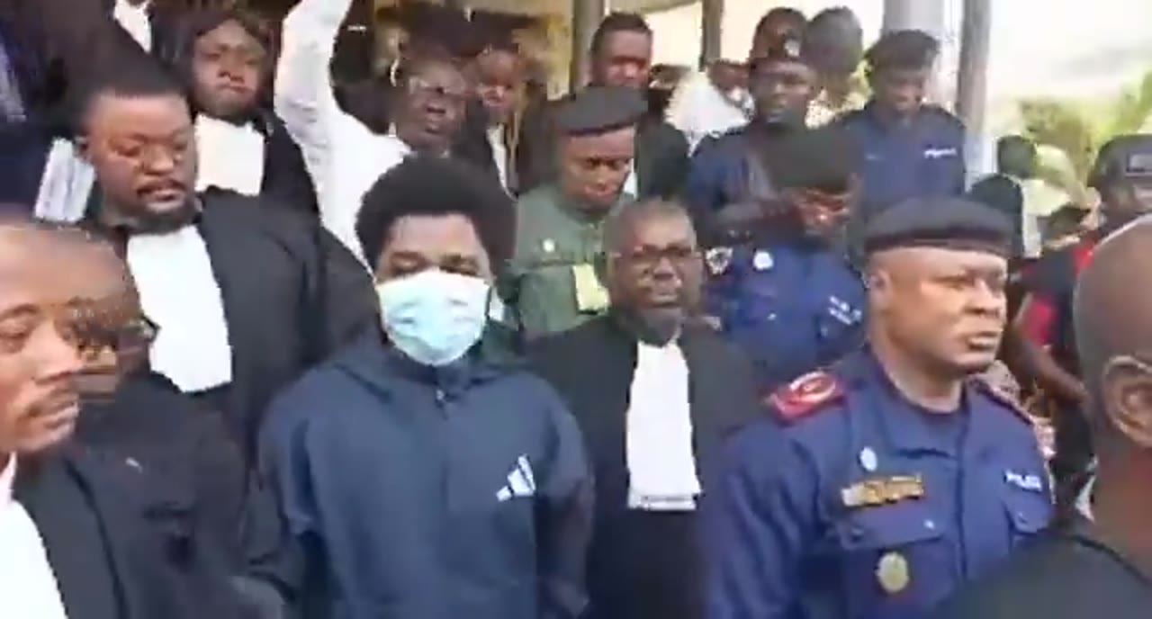 Constant Mutamba escorté à sa sortie de l’audience
