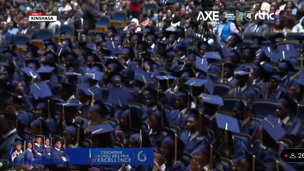L’humoriste Marco a mis Fatshi, VK et la Première dame K.O. lors de la cérémonie de remise des prix d’excellence.